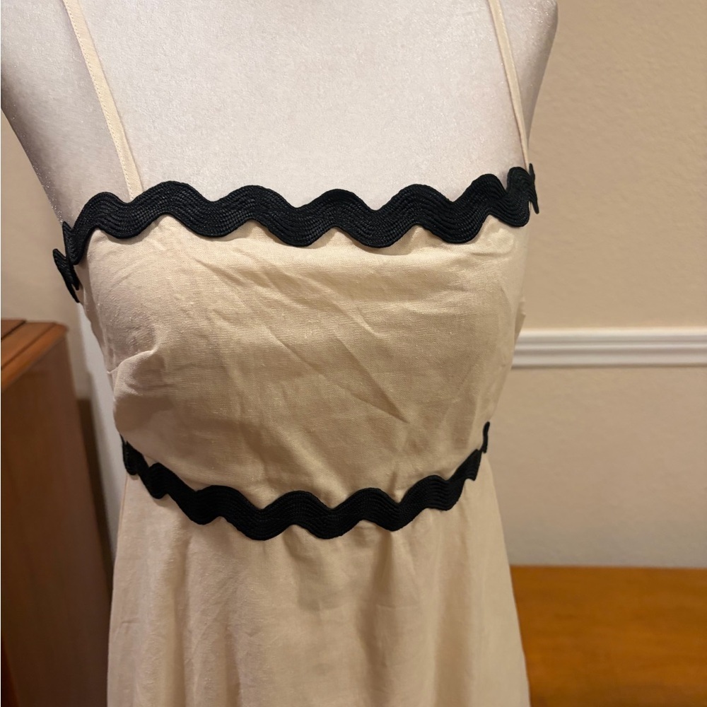Elegant Cream Maxi Dress with Black Accents - Picture 8 of 9
